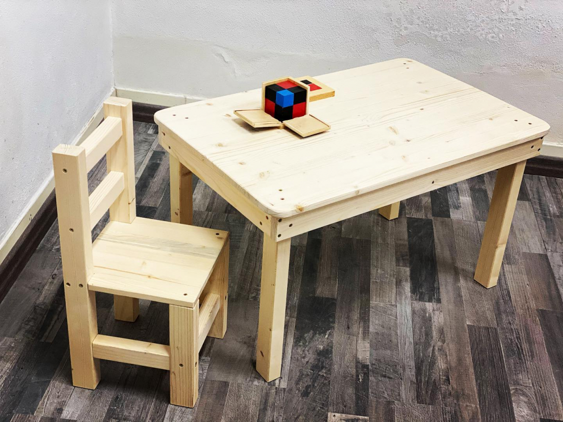 Tavolino e sedia bimbi nel metodo Montessori: tutto a misura del