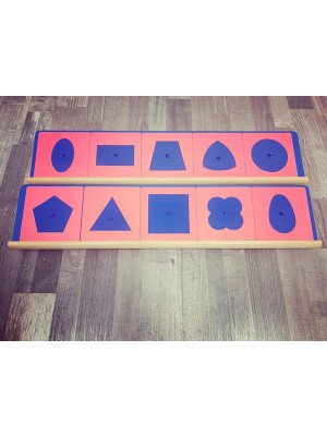 Materiale Montessori Incastri di metallo blu e rosa con mensole porta incastri (disponibili tra 7gg)-MON-B-97-20