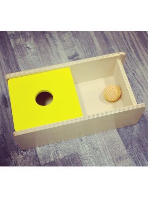 Materiale Montessori Scatola per imbucare con coperchio giallo e con una palla a maglia (disponibile tra 7gg)-MON-R-570-20