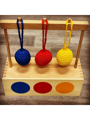 Materiale Montessori Scatola per imbucare con tre palle in maglia colorata-MON-F-35-20