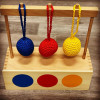 Materiale Montessori Scatola per imbucare con tre palle in maglia colorata-MON-F-35-00