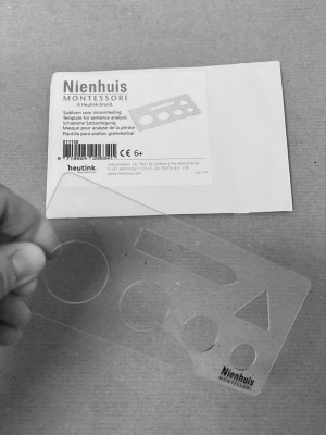 Materiale Montessori Nienhuis Stencil per disegnare cerchi e frecce dellanalisi logica-01150-10