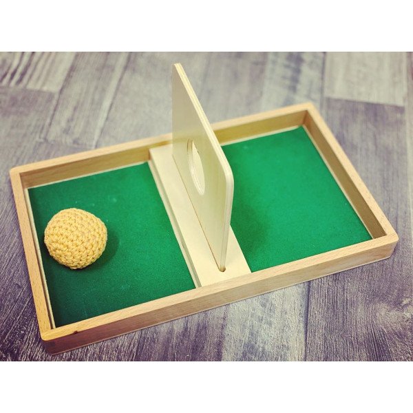 Materiale Montessori Tavola imbucare con palla a maglia (dispobinile tra 7gg)-MON-R-490-07