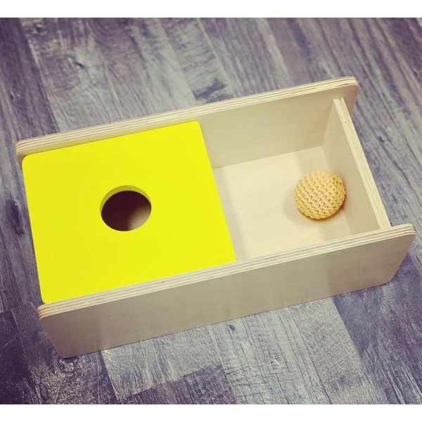 Materiale Montessori Scatola per imbucare con coperchio giallo e con una palla a maglia (disponibile tra 7gg)-MON-R-570-06